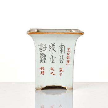 A Chinese famille rose flower pot, early 20th century.