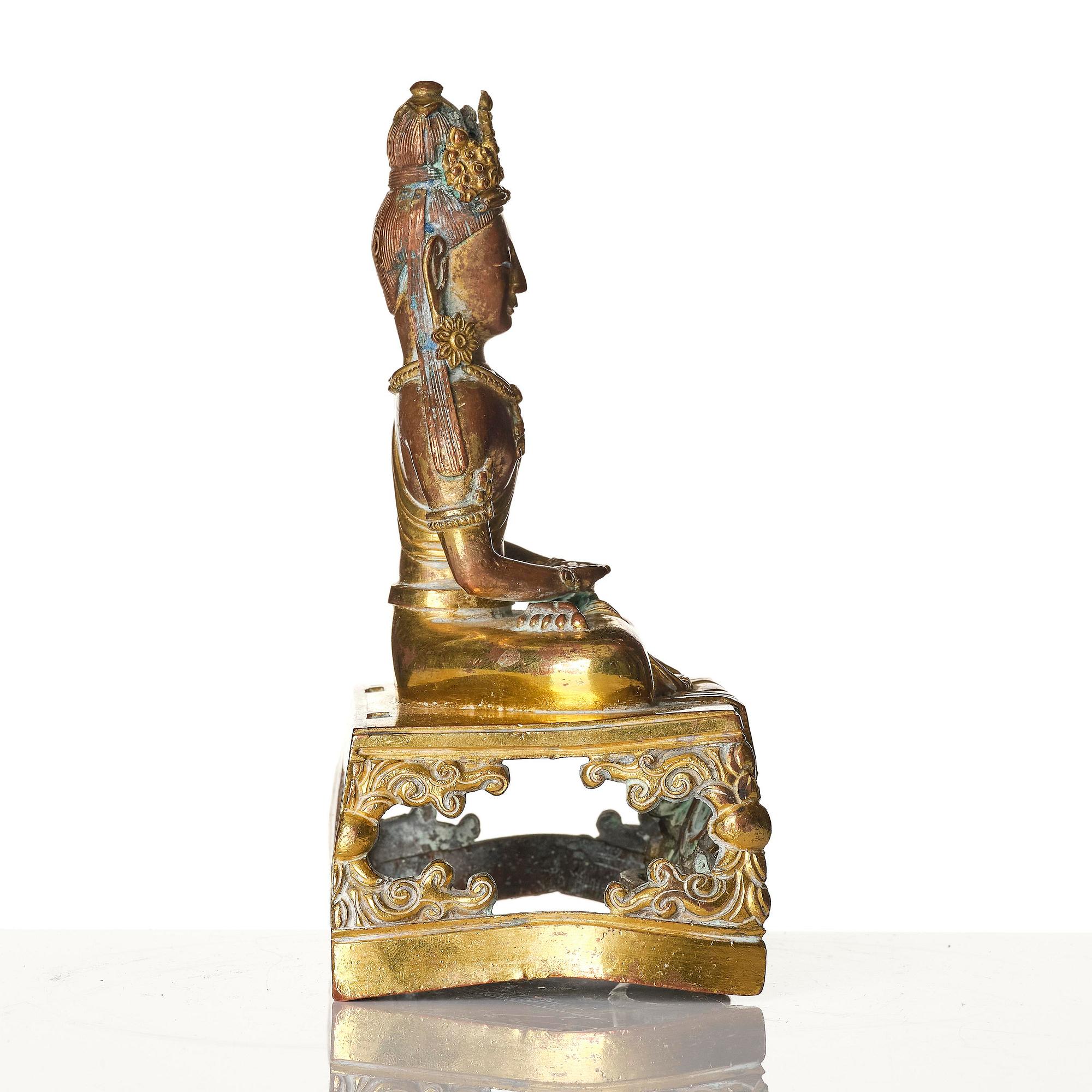 Amittayus, förgylld brons. Qingdynastin, Qianlong (1736-95), daterad i inskriptionen.