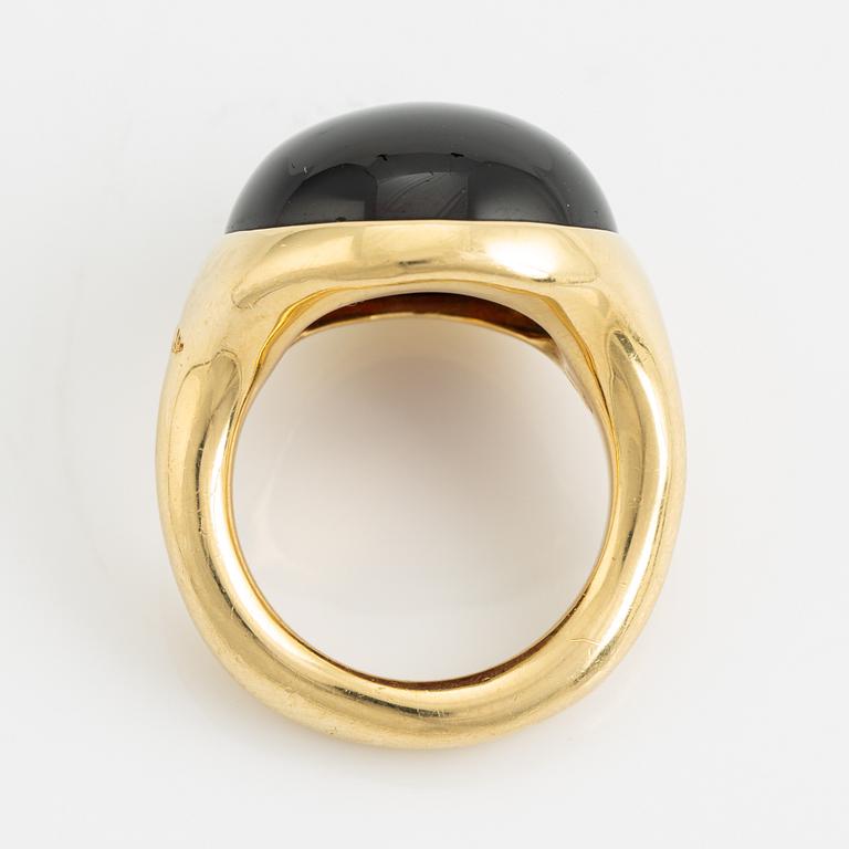 Pomellato, 18K gold and cabochon cut garnet ring.