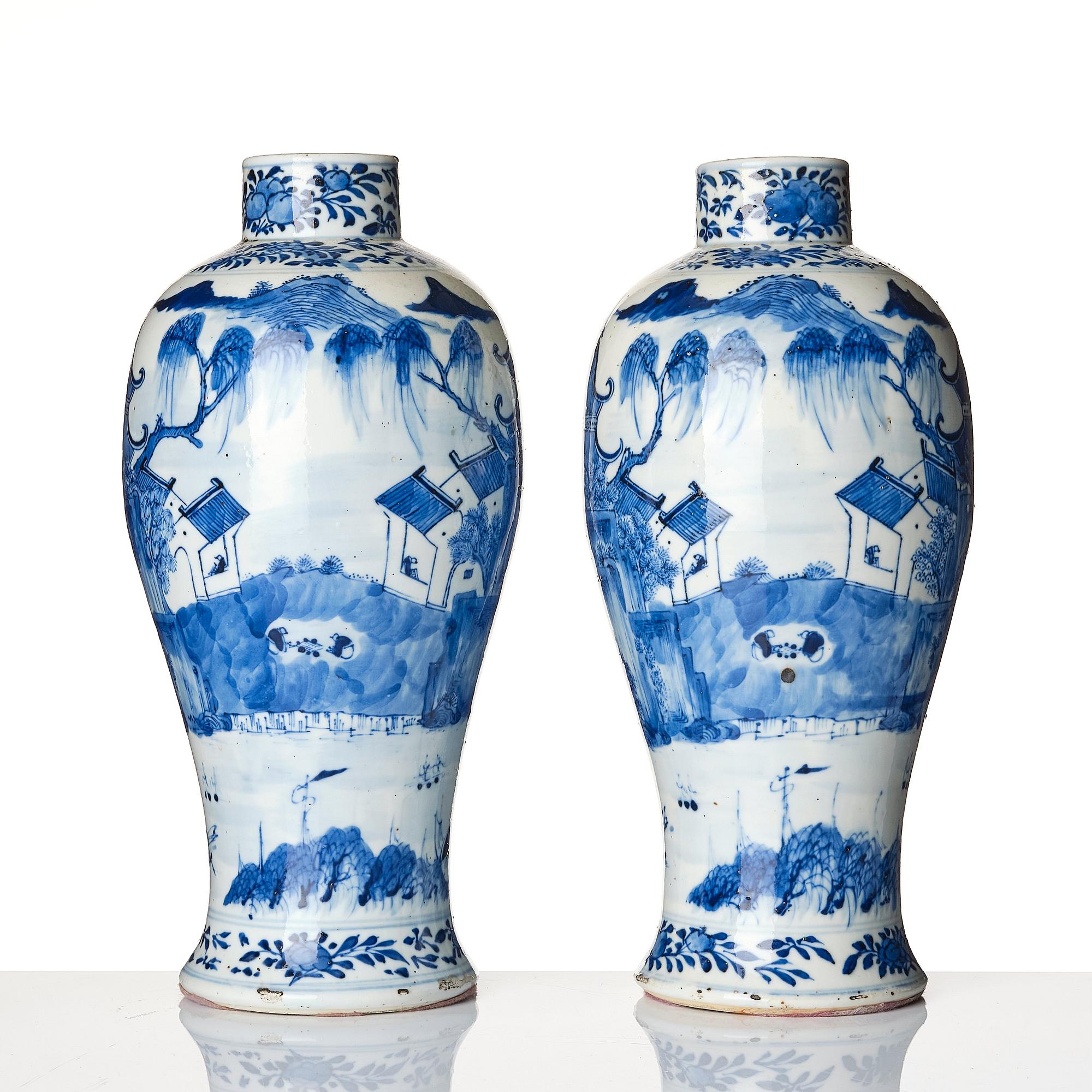 A pair of blue and white vases, Qing dynasty, 19th century.