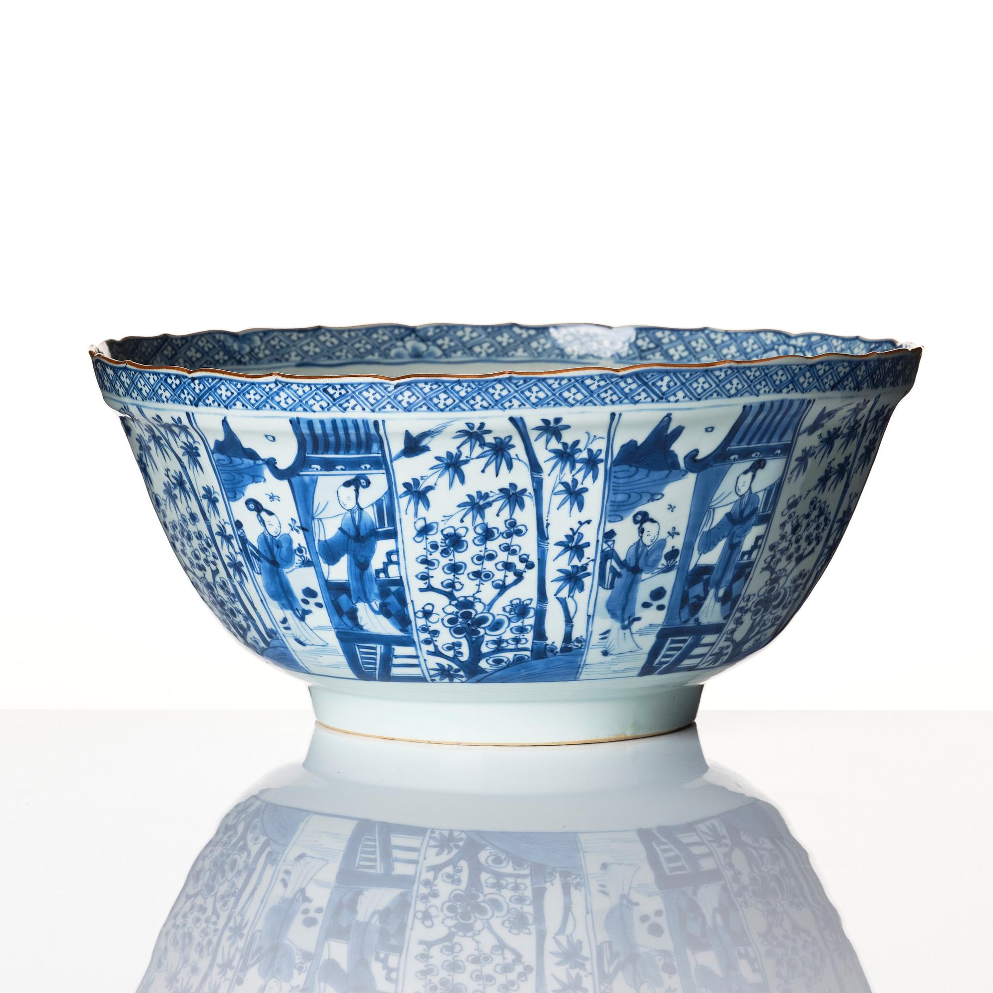 A large blue and white bowl, Qing dynasty, Kangxi (1662-1722).