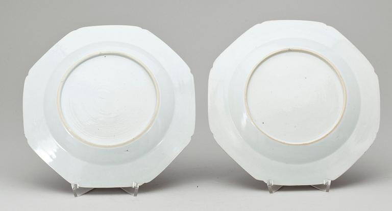 TALLRIKAR, ett par, porslin, Kina, Qing dynastin, Qianlong (1735-1796).