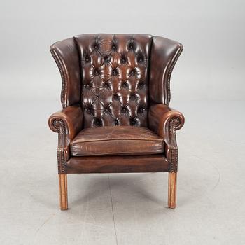 ÖRONLAPPSFÅTÖLJ, Chesterfieldstil, 1900-talets andra hälft.