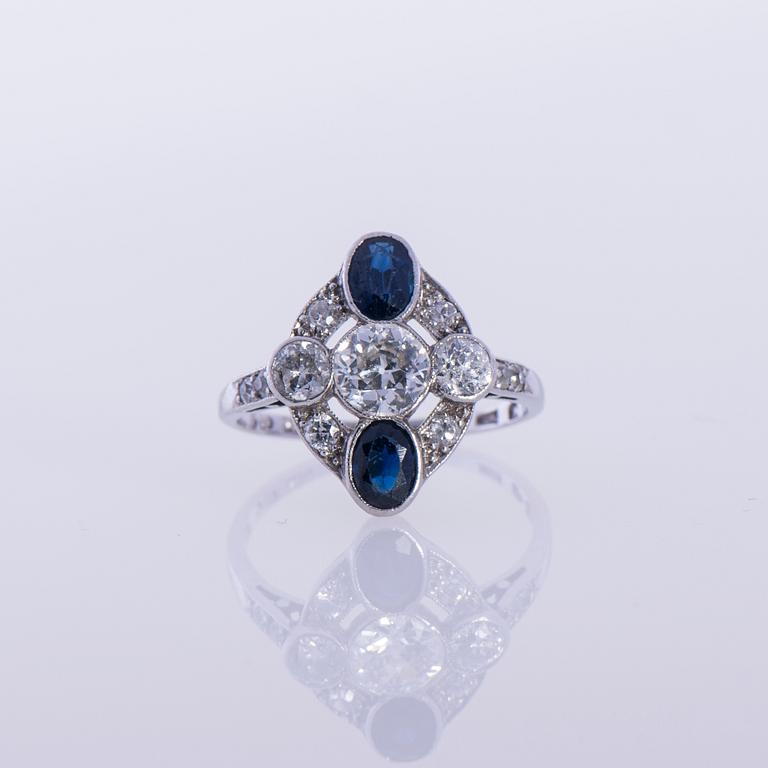 RING, platina, gammalslipade diamanter, fasettslipade safirer. David Andersen & Co, Stockholm. Vikt ca 3,3 g.