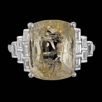 A light yellow  Burma sapphire, 6.64 cts and baguette cut diamonds, tot. 0.45 cts.