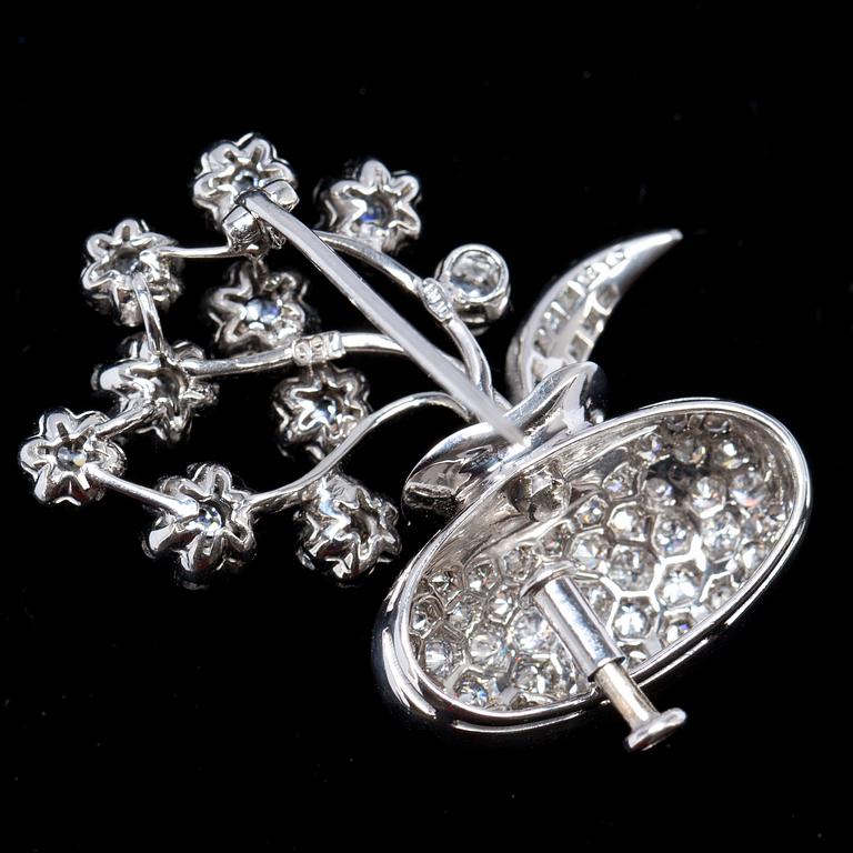 BROSCH, 14k vitguld, briljantslipade samt åttkantslipade diamanter ca 1.30 ct, Alessandria, Italien. Vikt ca 11 g.