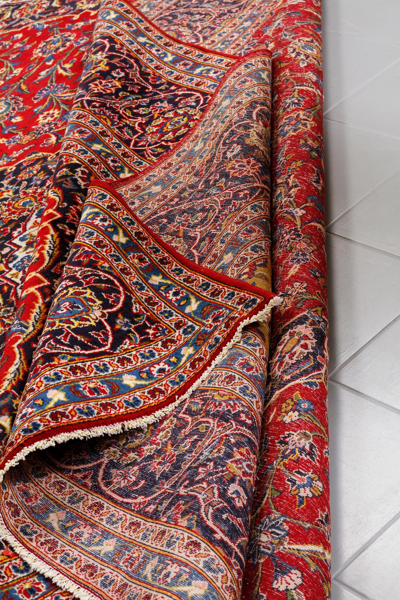 A KESHAN RUG, 401 x 300 cm.