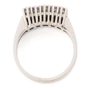 Ring 18K vitguld med runda briljantslipade diamanter.