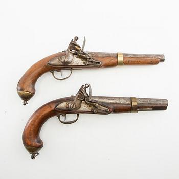 Flintlåspistoler, två stycken, arabisk märkning, 1700-/1800-tal.