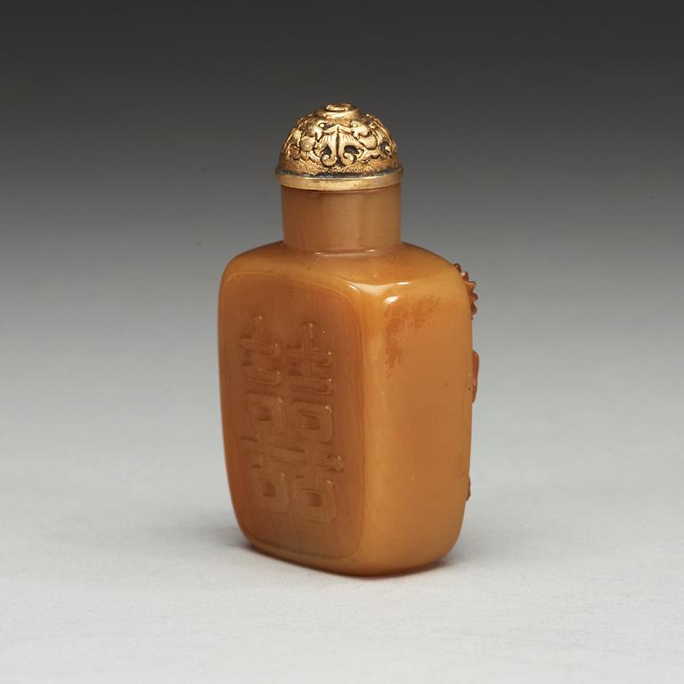 A carved agate snuff bottle, Qing dynasty (1644-1912).