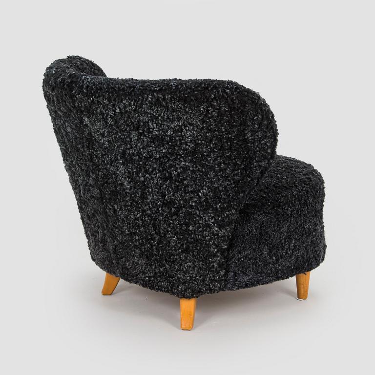 A mid-20th century armchair.