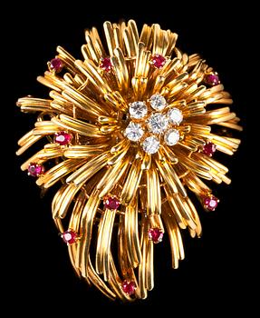 871. BROSCH, rubiner och briljantslipade diamanter, tot. ca 1 ct, i form av blomma, 'en tremblant'. 1950-tal.