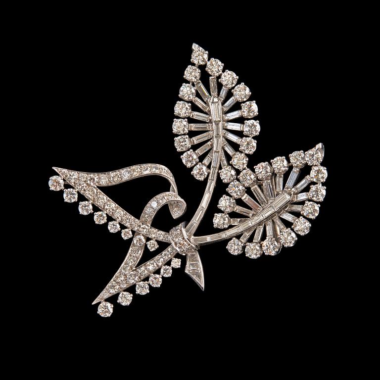 BROSCH, Van Cleef & Arpels. 146 briljant- och baguetteslipade diamanter ca 13.50 ct ~ G-H/vs.