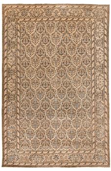 261. A carpet, semi-antique, Tabriz, ca 509,5 x 334,5 cm.