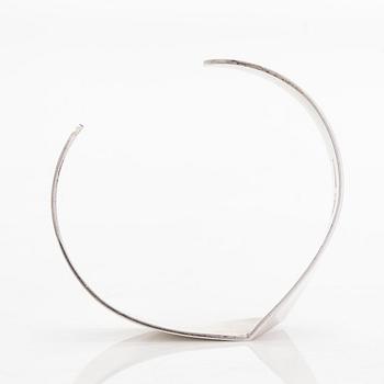 Pekka Piekäinen, a sterling silver bangle, Platinoro, Turku 2008.