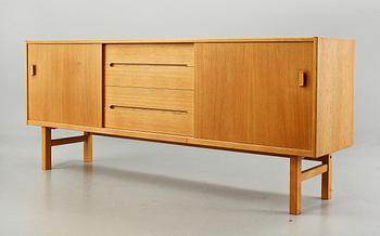 SIDEBOARD, "Arild", Nils Jonsson för Troeds, Bjärnum, 1900-talets tredje kvartal.