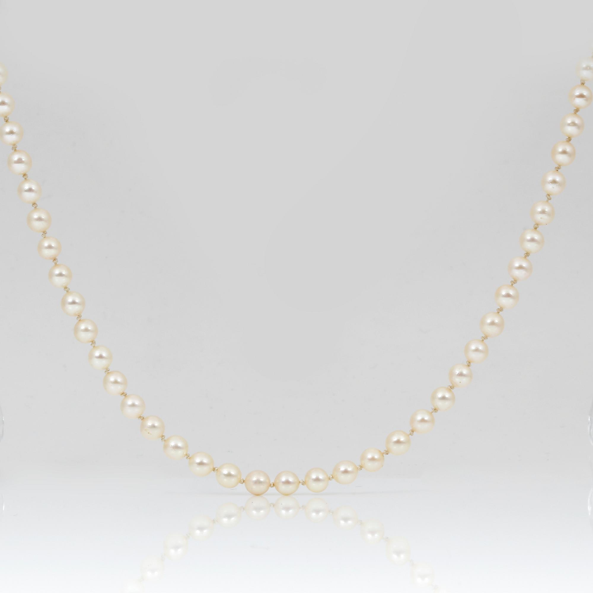 PÄRLCOLLIER, odlade saltvattenspärlor, lås i 18K guld med åttkantslipade diamanter och safir.