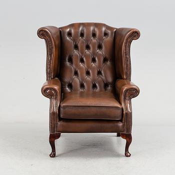 FÅTÖLJ, Chesterfield-modell, modern tillverkning.