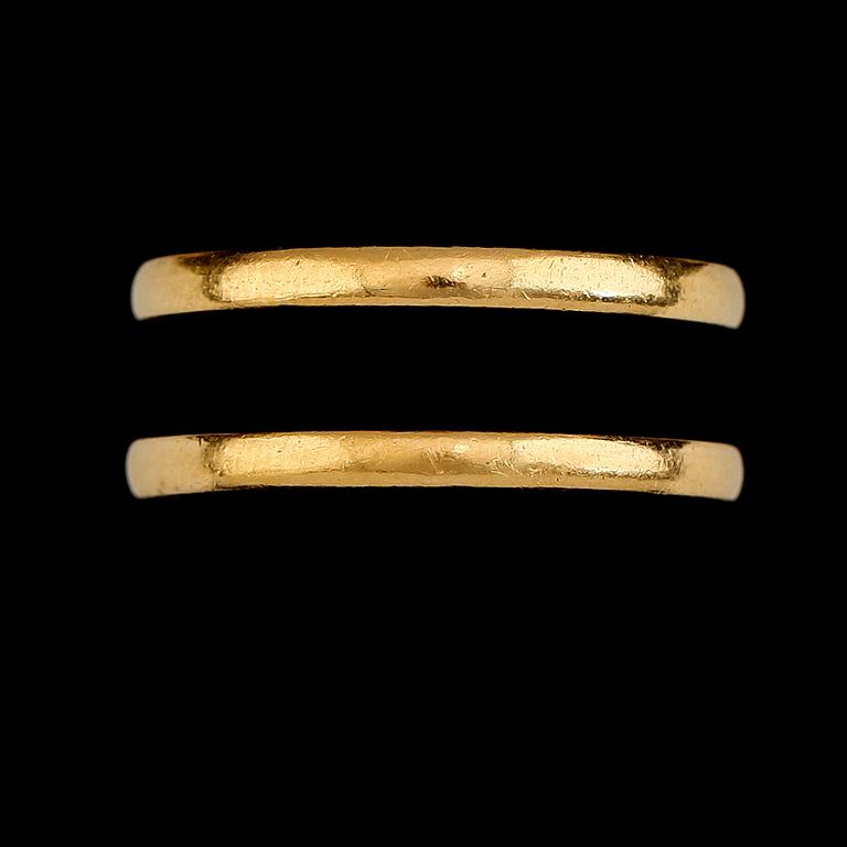 RINGAR, 2 st, 23K guld, svenska stämplar, 1925. Total vikt ca 8 g.