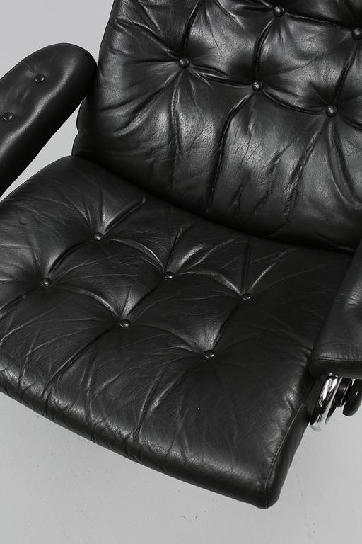 FÅTÖLJER, ett par, samt FOTPALL, Ekornes, Norge, 1900-talets andra hälft.