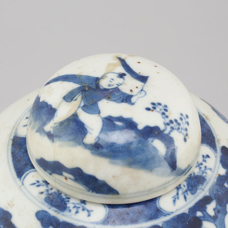 A blue and white vase with lid in Kangxi style, around year 1900.