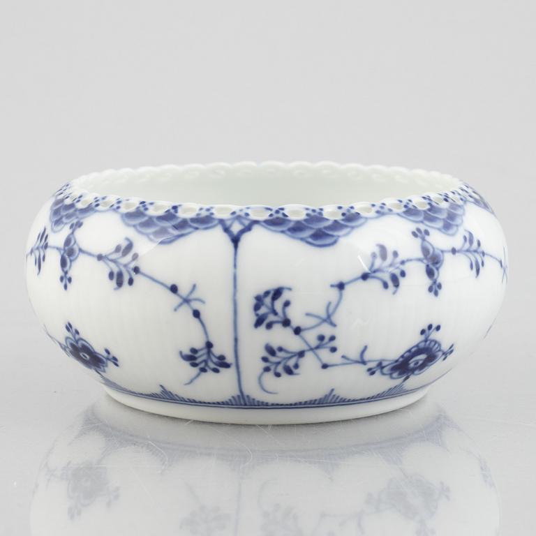 A 'Blue Fluted Full Lace' / 'Musselmalet' porcelain bowl, model 1183, 1898-1923.