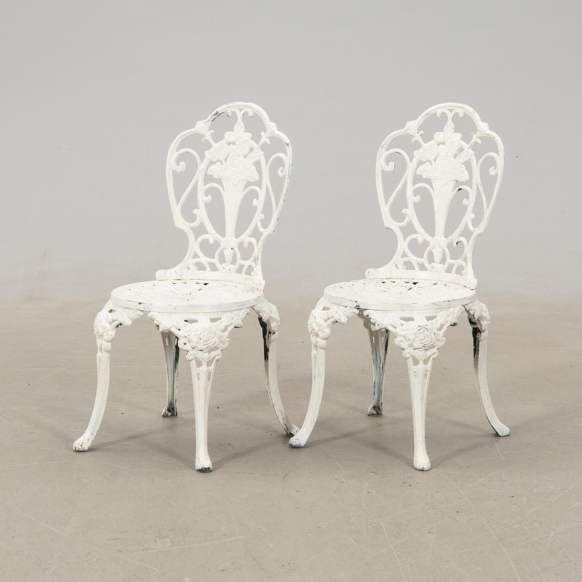 Garden table, Byarum late 20th century and chairs.