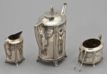KAFFESERVIS 3 delar, silver, gustaviansk stil, Carl Gustaf Hallberg, Stockholm, 1910. V 1 180 g.
