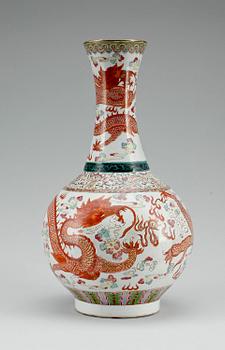 VAS, porslin. Kina, 1900-tal. Sigillmärke i botten.