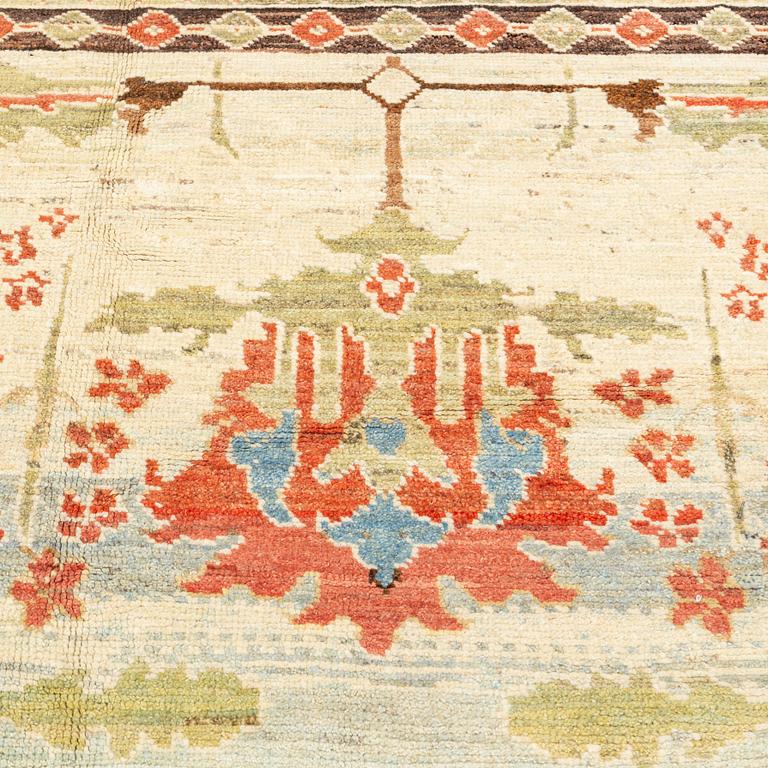 A Sultanabad/Ushak design carpet, c. 488 x 354 cm.