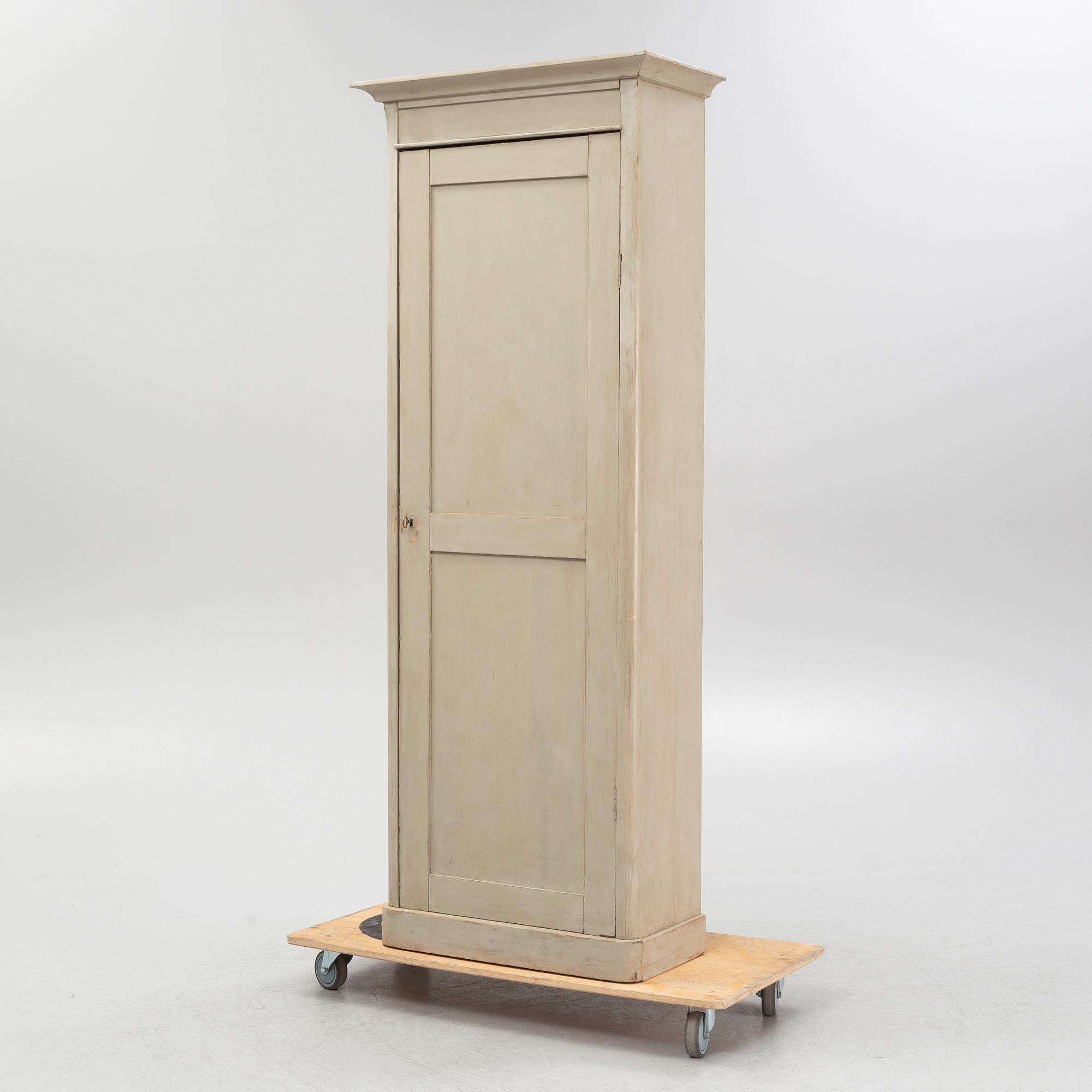 Klädskåp, omkring år 1900.