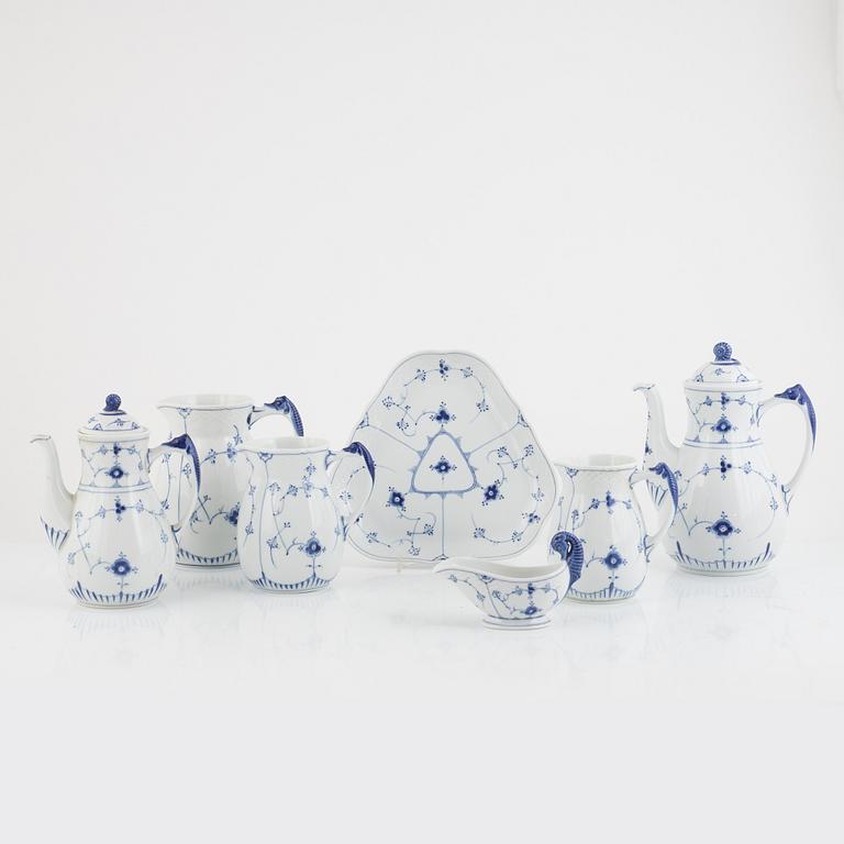 Dining and coffee service, 114 pieces, "Musselmalet", porcelain, Bing & Gröndahl and Royal Copenhagen, Denmark.