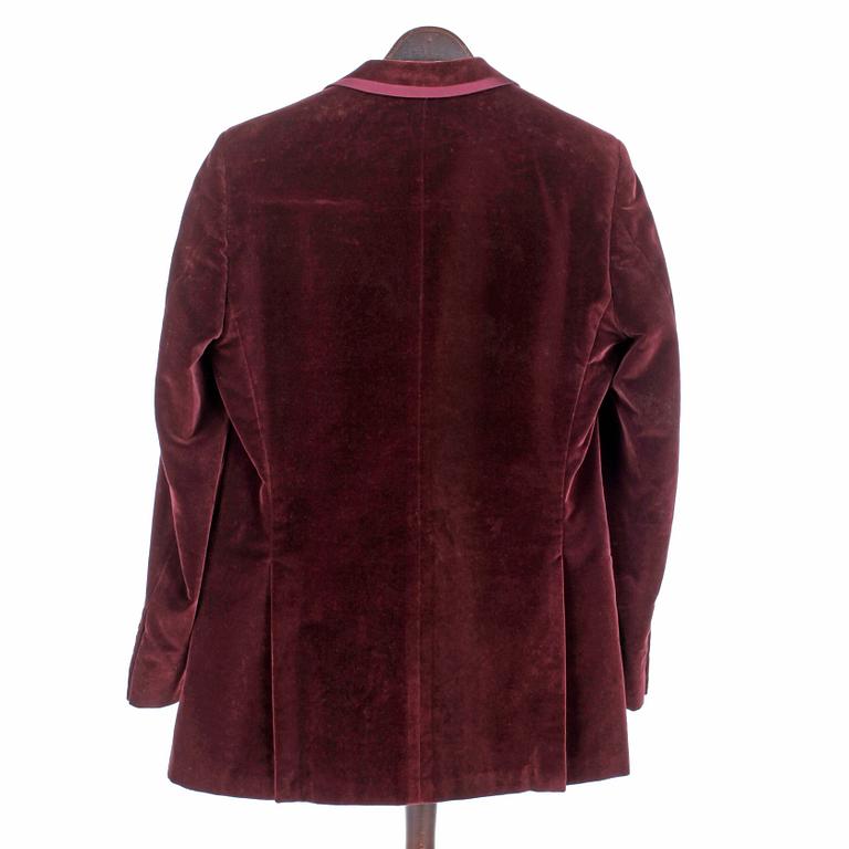 GUCCI, a burgundy velvet men's dinner jacket and pants, size 50.
