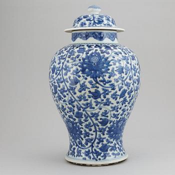 A blue and white jar with cover, Qing dynasty, 18th Century.