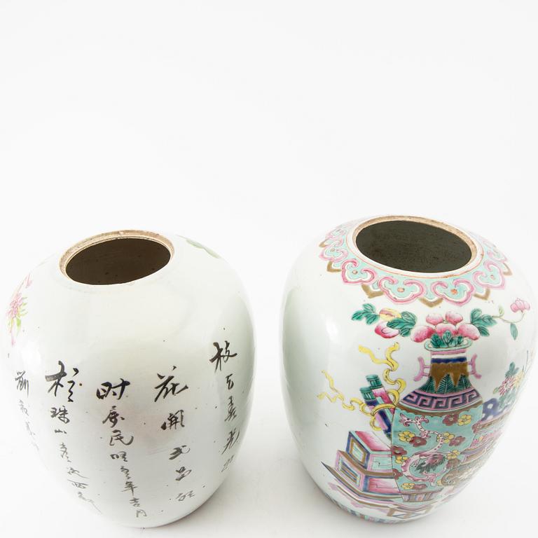 Lock urns 2 pcs China 19th/20th century porcelain.