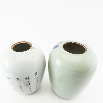 Lock urns 2 pcs China 19th/20th century porcelain.