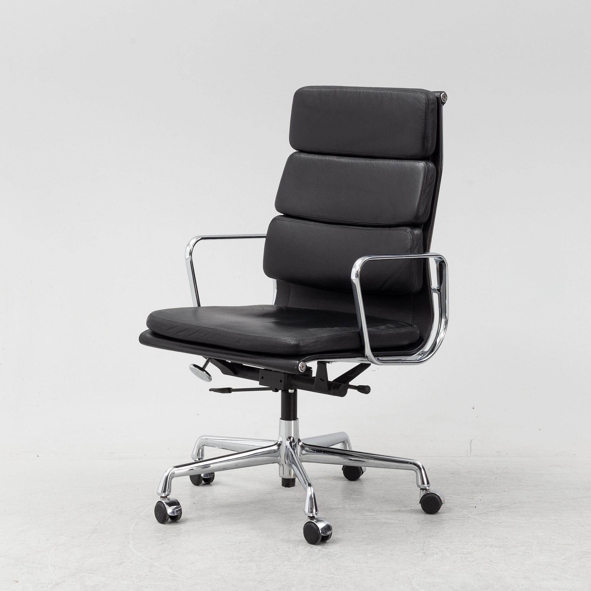 An EA 217 office chair by Charles and Ray Eames for Vitra. Bukowskis