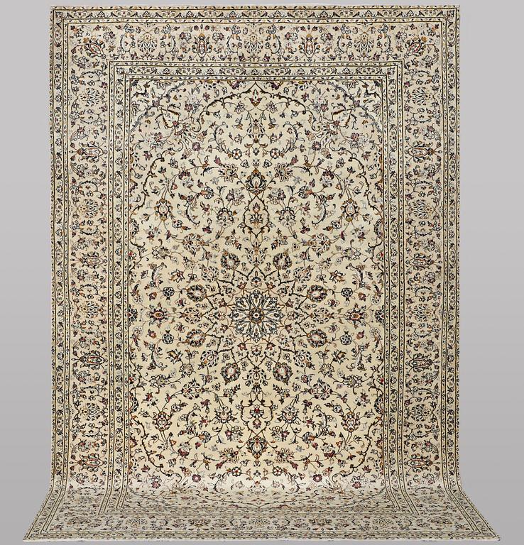 A carpet, Kashan, ca 328 x 205 cm.