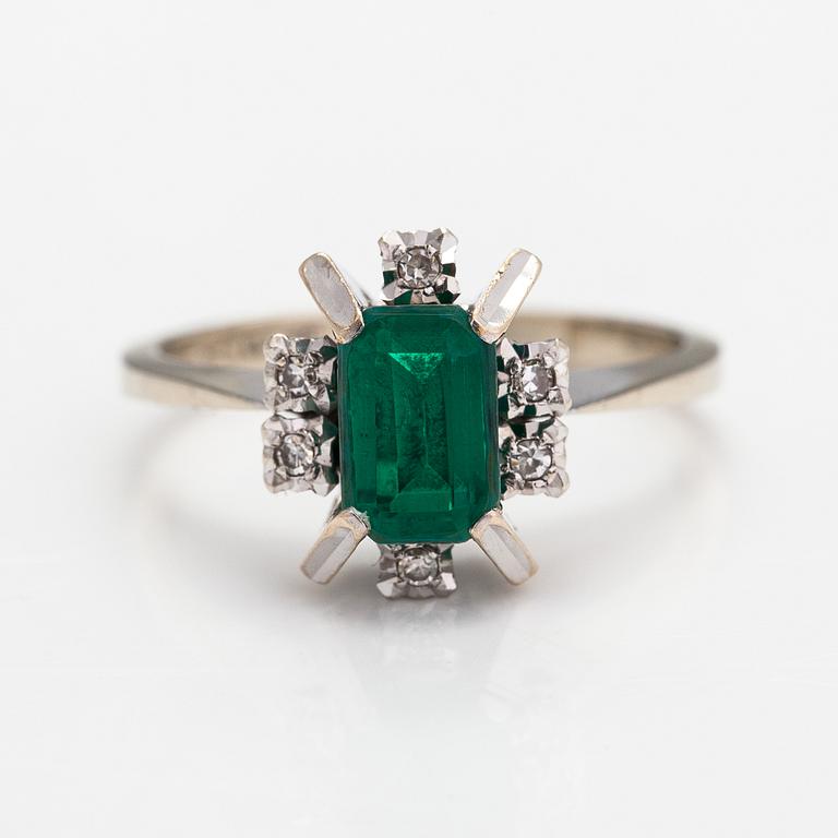 An 18K white gold ring with diamonds ca 0.06 ct in total and emerald triplet.