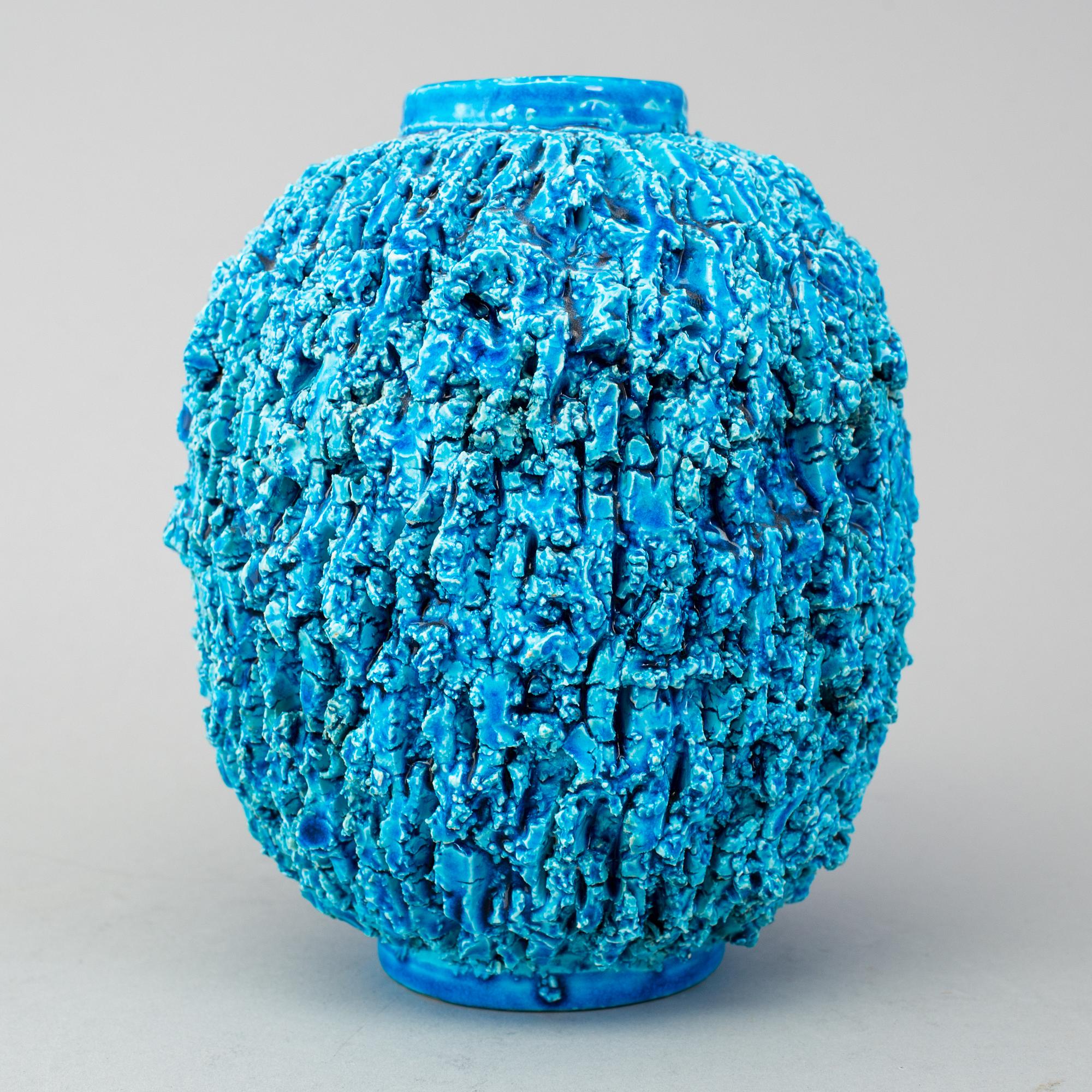 GUNNAR NYLUND, vas av chamotterat stengods, Rörstrand, "Igelkottvasen", formgiven 1936.