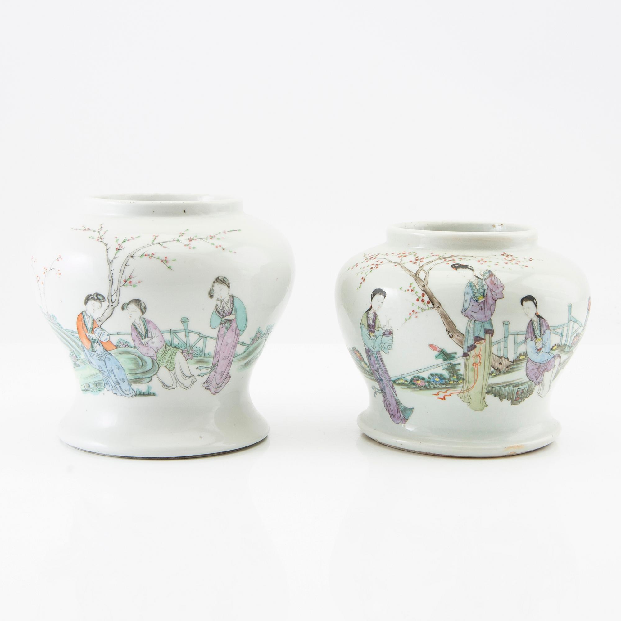 A set of two Chinese vases, 20th century.