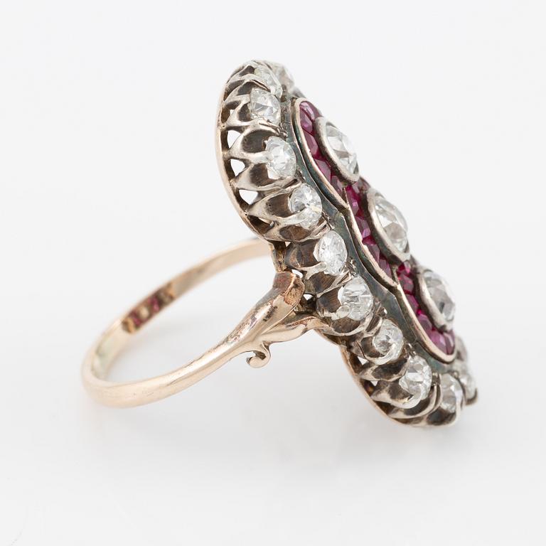 Ring 14K gold and silver with old-cut diamonds.