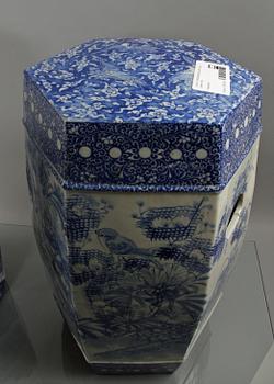 TRÄDGÅRDSPALLAR, ett par, porslin, Kina.