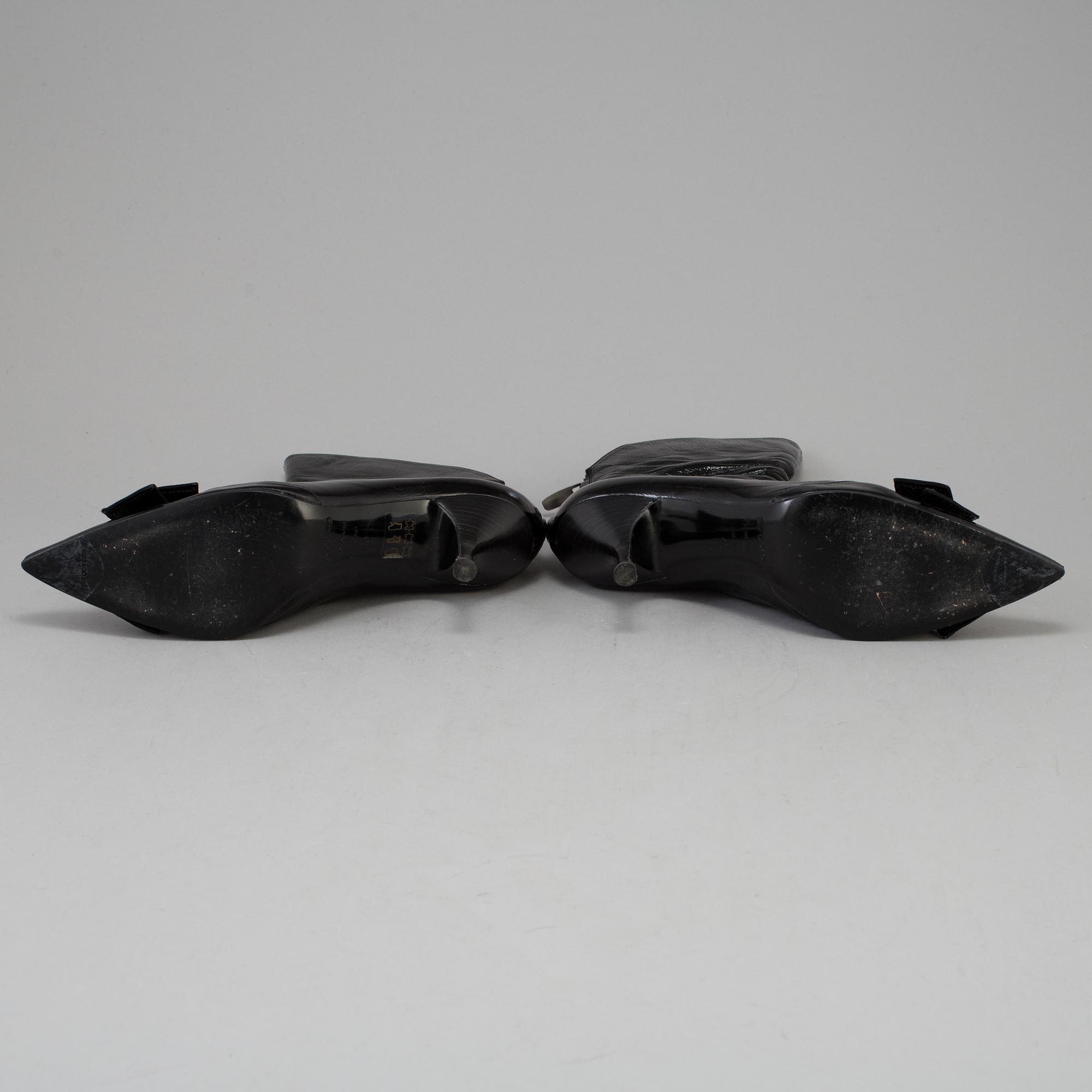 A pair of boots in size 40.