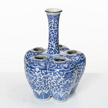 A blue and white tulip vase, Qing dynasty, 19th century.