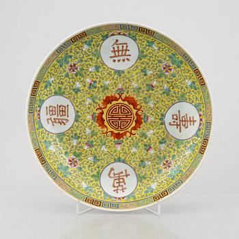A large Chinese porcelain enamelled dish, late Qing dynsaty / Republic.
