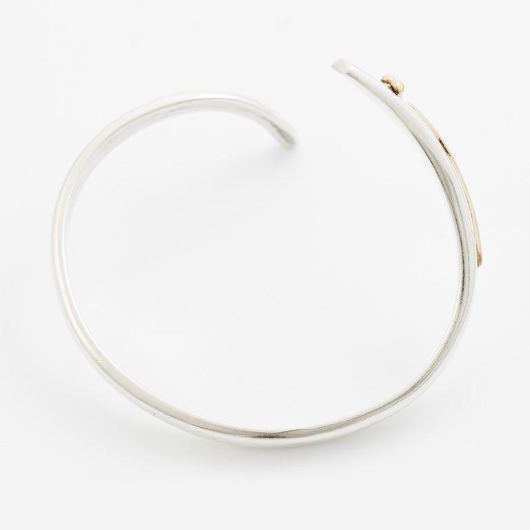 Sven-Erik Högberg, an arm ring in the form of a serpent, sterling silver with gold details, Gothenburg 1983.