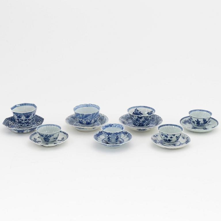 A group of seven Chinese blue and white cups with saucers, Qing dynasty, Kangxi (1622-1722).