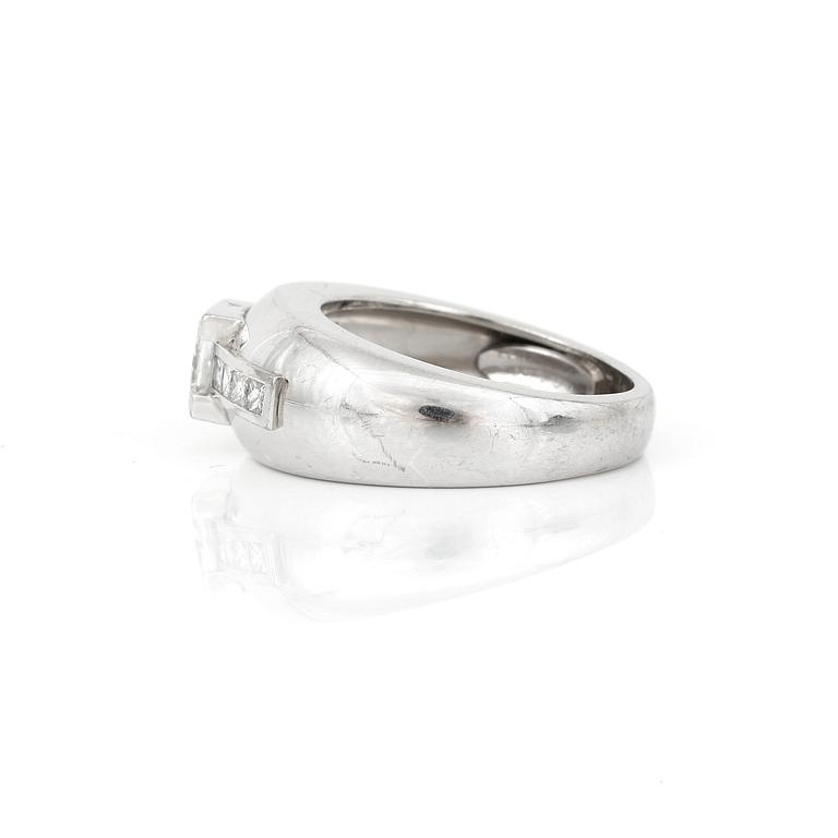 RING, 18K vitguld med prinsesslipade diamanter, tot ca 1,80 ct, Van Cleef & Arpels. Total vikt ca 10,81 g.
