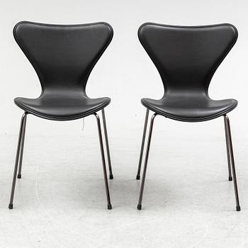ARNE JACOBSEN, stolar, ett par, "Sjuan 3107 Black Edition" för Fritz Hansen, Danmark, 2016.
